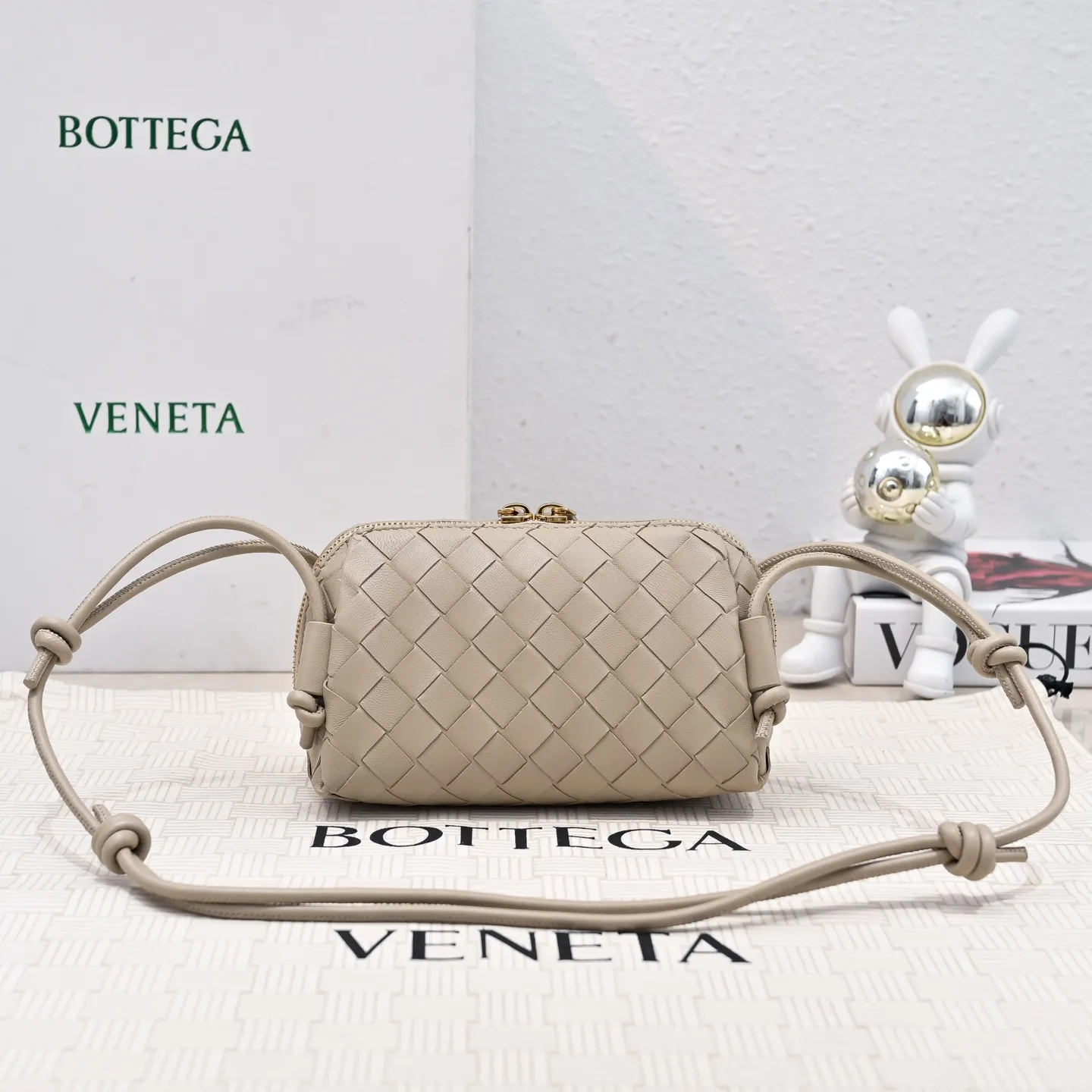 Batch 1260 #Bv The new Concert pouch is the most beautiful and practical mini bag I have ever seen 🎈 The bag body adopts the classic lntrecciato weaving process✅ It is equipped with a leather double-headed zipper, the opening is wide, easy to take and put, the shoulder strap knot can be slid to adjust the length freely, that is, 🉑️crossbody/underarm, and can be used as a clutch bag. Small body, large capacity, so practical! The key is that it is extremely versatile! Come and buy this small, exquisite, beautiful and versatile bag 👍 Model: 4258 Size: 18.5*11.5*8.5
